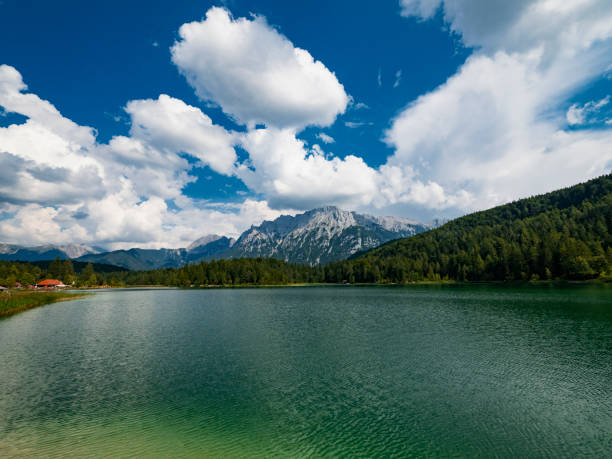 lago lautersee nelle alpi bavaresi di mittenwald germania - lautersee lake foto e immagini stock