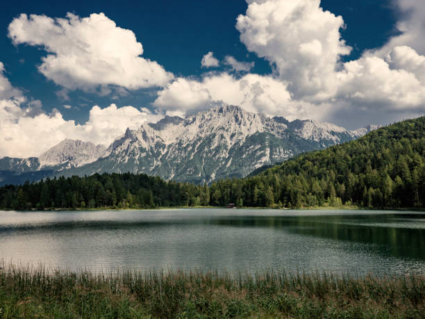 lautersee lake in mittenwald bavarian alps germany - lautersee lake imagens e fotografias de stock