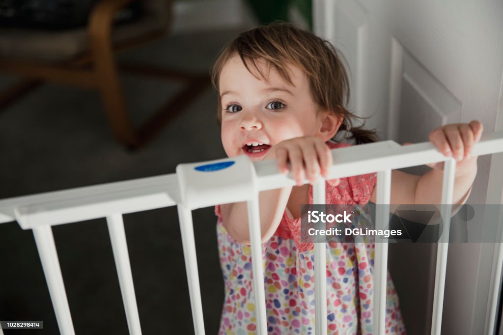 De pie en la puerta de seguridad - Foto de stock de A prueba de niños libre de derechos