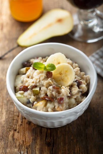 avena - oatmeal porridge oat raisin fotografías e imágenes de stock