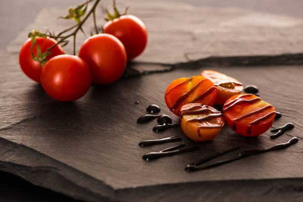 pomodoro e aceto balsamico di modena - vinegar balsamic vinegar modena italy fotografías e imágenes de stock