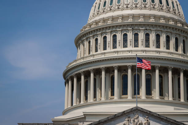 капитолий сша 16 - washington dc capitol building american flag sky стоковые фото и изображения