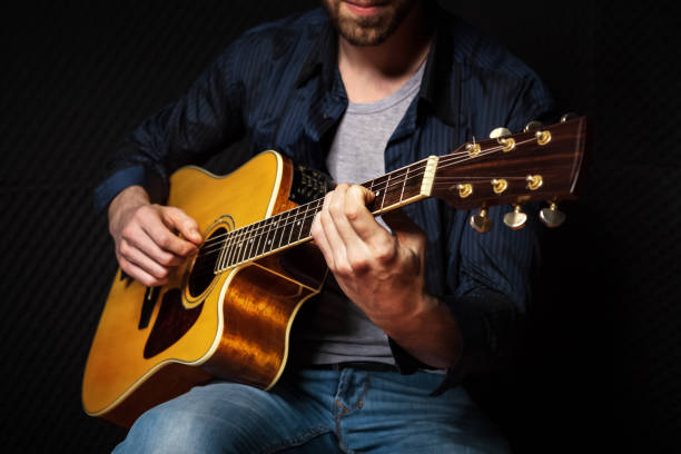 gitarzysta rockowy ćwiczy. - acoustic guitar guitarist country and western music guitar zdjęcia i obrazy z banku zdjęć