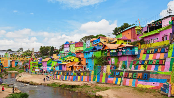 jodipan (kampung kleur warni) dorp met geschilderde kleurrijke huizen - malang stockfoto's en -beelden