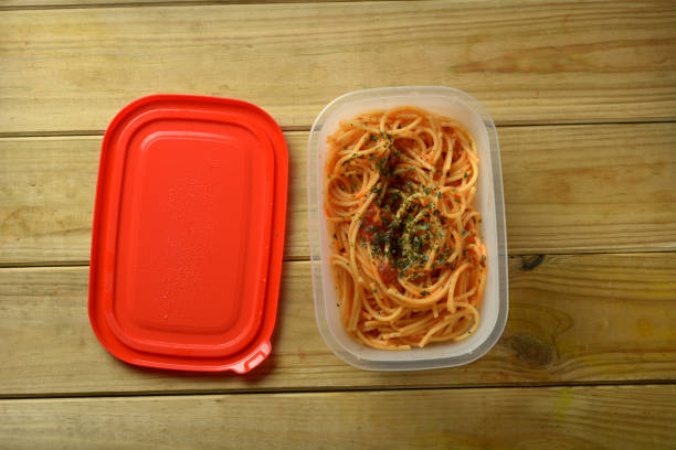 Porzione Di Spaghetti In Contenitore Di Plastica Primo Piano - Fotografie  stock e altre immagini di Pasta - iStock
