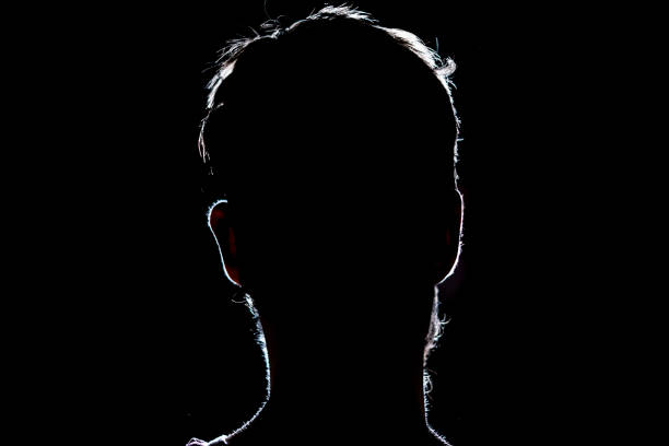 lighten portrait silhouette of a human head in the dark  background - silhouette  fotos imagens e fotografias de stock