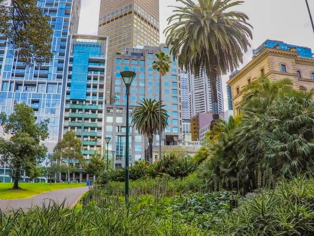 bâtiments et la ville de parc de melbourne en australie - australia office building melbourne skyline photos et images de collection