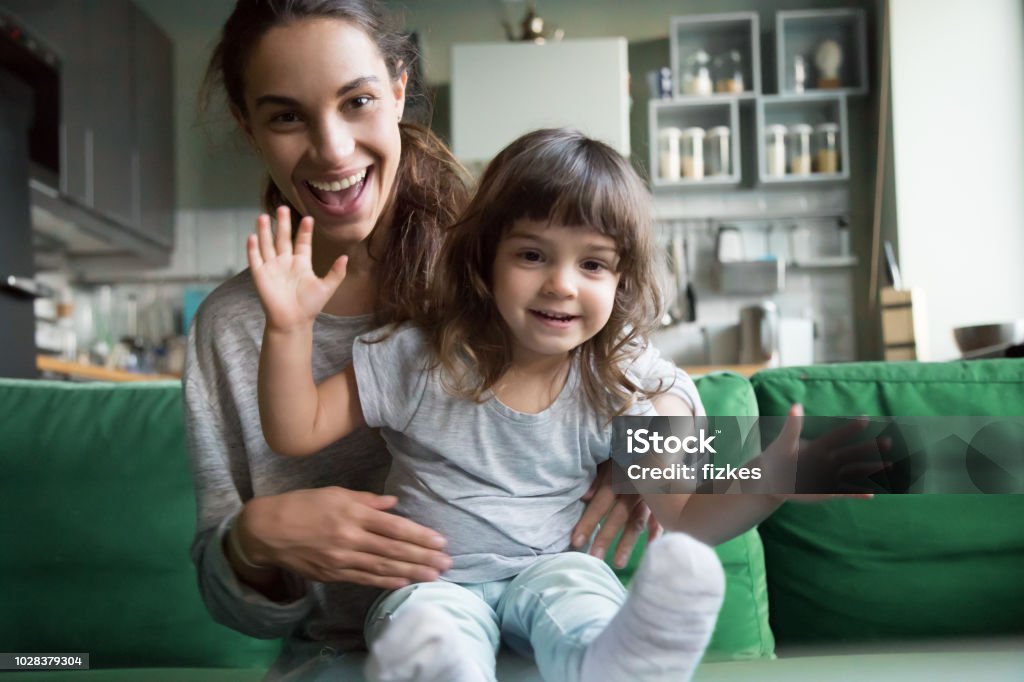 Glückliche Mutter und Kind betrachten Kamera Aufnahme Videoblog Porträt - Lizenzfrei Kind Stock-Foto