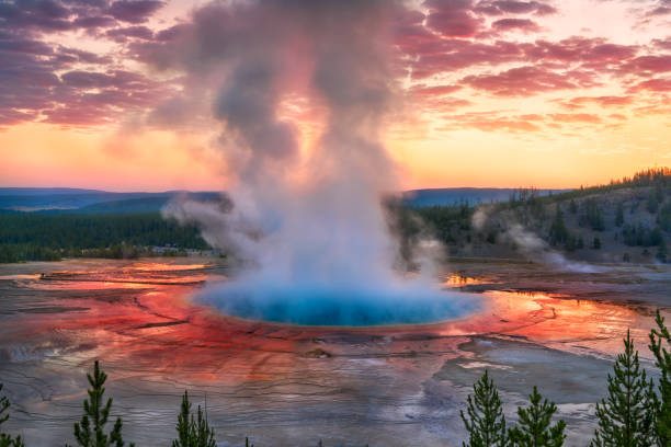 grand prismatic spring sunrise, yellowstone nationalpark, wy - wyoming stock-fotos und bilder