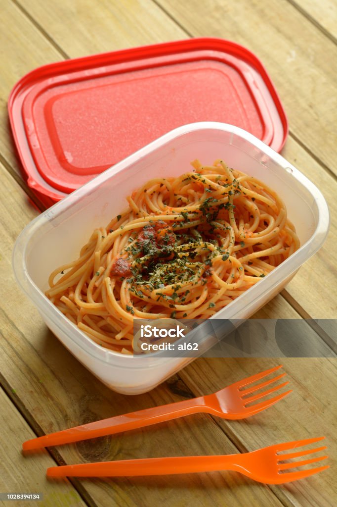 Porzione Di Spaghetti In Contenitore Di Plastica Primo Piano - Fotografie  stock e altre immagini di Scatola per il pranzo - iStock