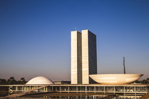 Side view from the national congress in brasília Brasília, DF, Brazil - August 12, 2018: Side view from the Nacional congress. This place is located at Eixo Monumental in Brasília/DF and this place was structured by the architect Oscar Niemayer city zoom out stock pictures, royalty-free photos & images