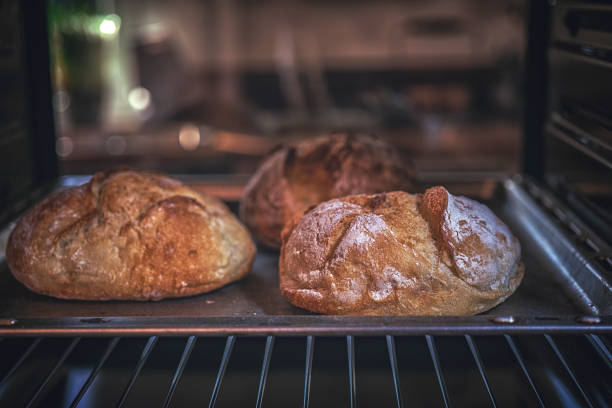 cuisson du pain brun au four - brown bread bread wheat bakery photos et images de collection