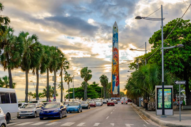 el obelisco, o obelisco em memória das irmãs de borboleta no malecón com tráfego de carros em santo domingo. - santo domingo - fotografias e filmes do acervo