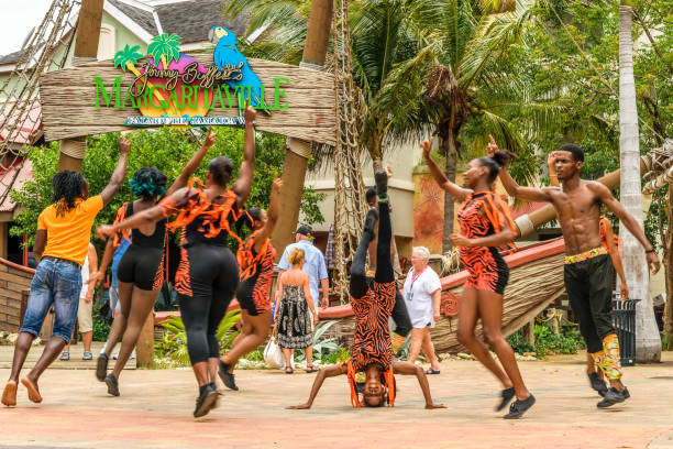 danseurs à margaritaville falmouth - falmouth jamaica photos et images de collection
