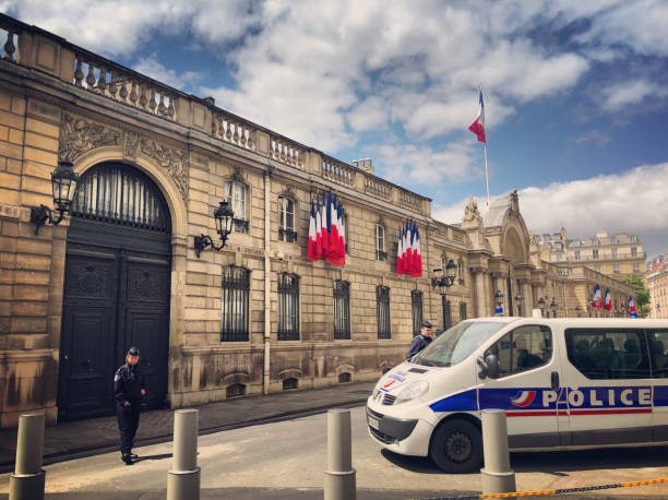 елисейский дворец с полицией вокруг, париж, франция - elysee palace стоковые фото и изображения