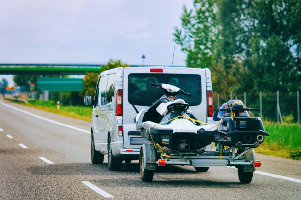 mini van z łodzią w przyczepie samochodowej na jezdni w polsce - truck semi truck car transporter vehicle trailer zdjęcia i obrazy z banku zdjęć