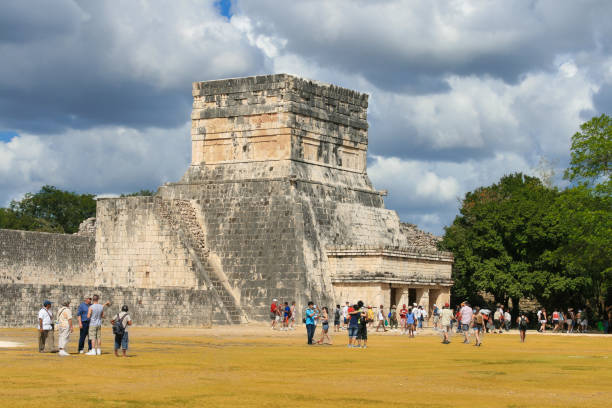 oberen tempel des jaguars ist ein teil des äußeren der große ballspielplatz in chichen itza, mexiko. - the great court stock-fotos und bilder