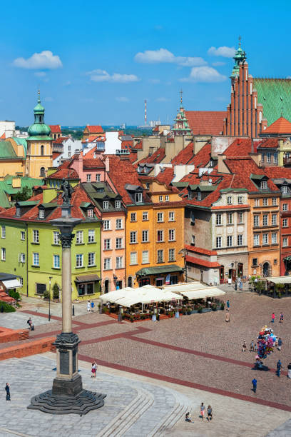 vista aérea de sigismund columna plaza del castillo en varsovia - warsaw old town square fotografías e imágenes de stock