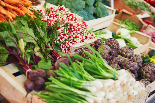 légumes biologiques frais et fruits sur le marché de producteurs à paris, france - country market photos et images de collection