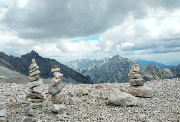 rocher en équilibre sur la zugspitze - zugspitze mountain germany high up cloudscape photos et images de collection