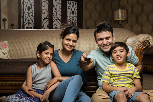 rodzina oglądająca telewizję - zdjęcie stockowe - offspring family love india zdjęcia i obrazy z banku zdjęć