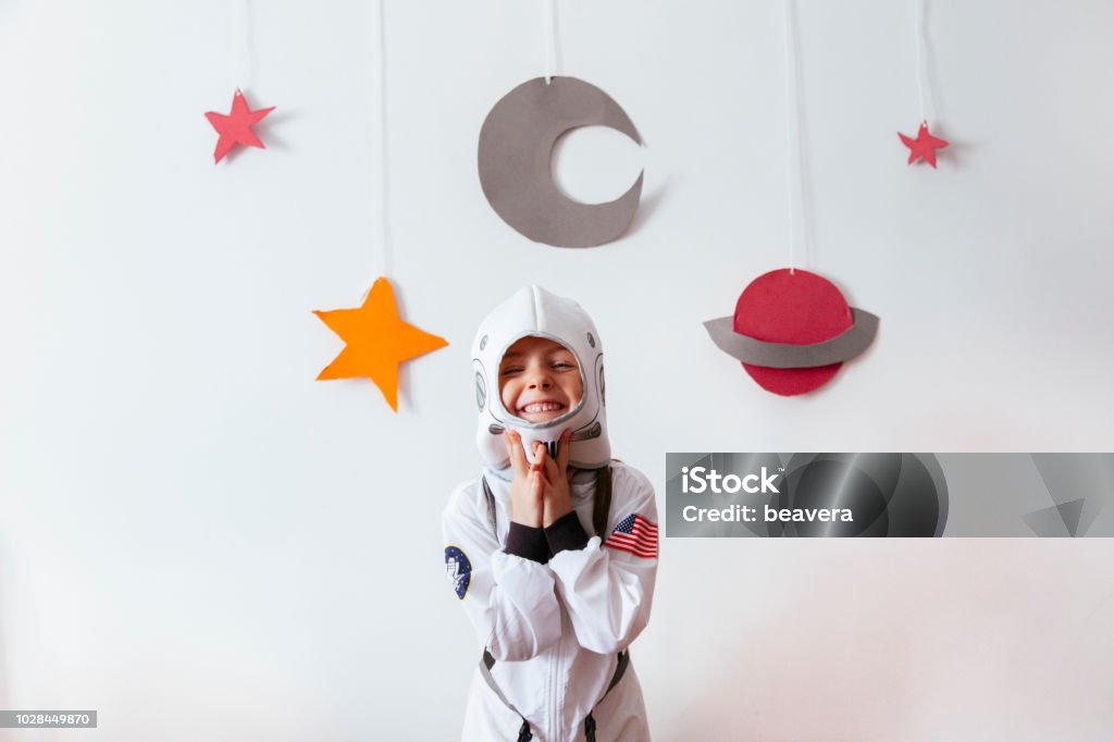 自宅の宇宙飛行士の衣装の女の子 - 子供のロイヤリティフリーストックフォト
