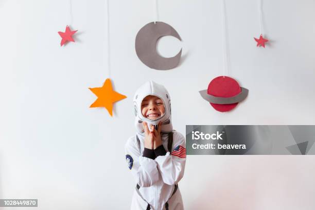 Foto de Menina Com Um Traje De Astronauta Em Casa e mais fotos de stock de Criança - Criança, Meninos, Astronauta