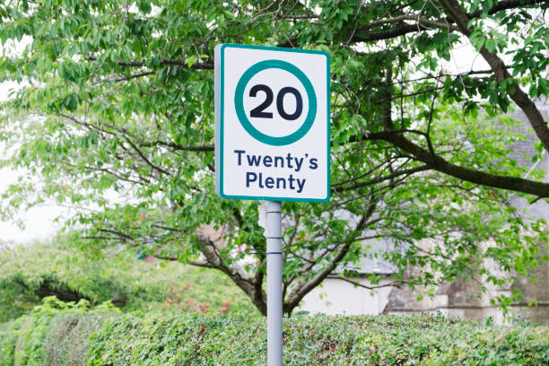 twenty’s plenty road safety sign near school - twentys imagens e fotografias de stock