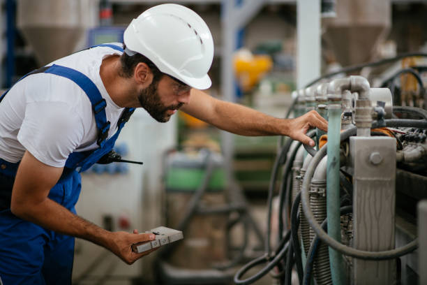 ingeniero con walkie-talkie - herramientas industriales fotografías e imágenes de stock