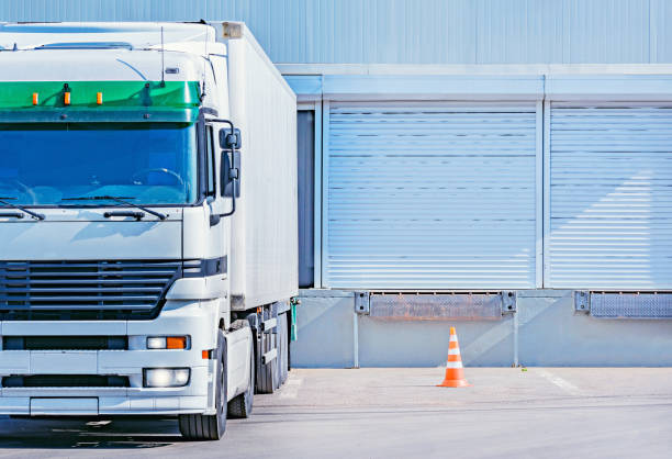 caminhão de frete fica perto da porta do armazenamento. - car freight transportation new traffic - fotografias e filmes do acervo