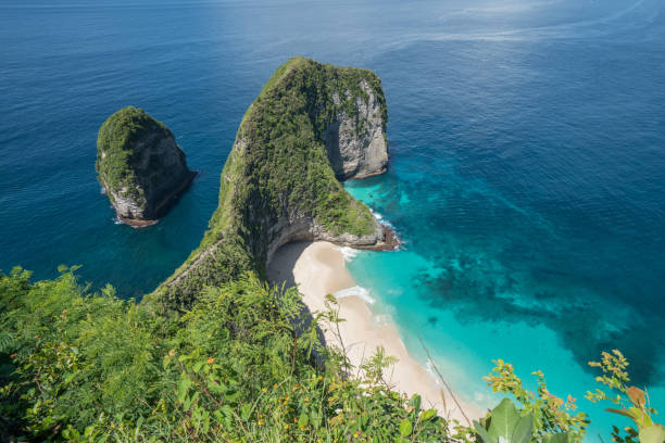 magníficas vistas de la playa de kelingking desde arriba sin gente-blues y greensand de montaña hermosa de la forma sobre el mar. viajes scenics de destinos vacaciones concepto naturaleza - nusa lembongan fotografías e imágenes de stock