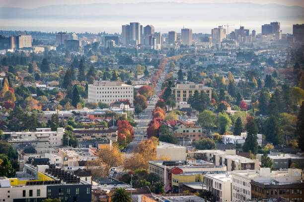 vista aérea del norte de oakland en una tarde soleada del otoño - oakland california fotografías e imágenes de stock