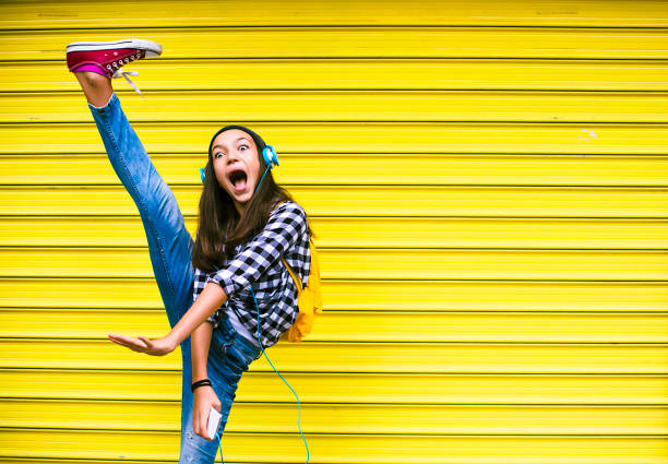 音楽に合わせて踊る美しい少女 - child outdoors action freedom ストックフォトと画像