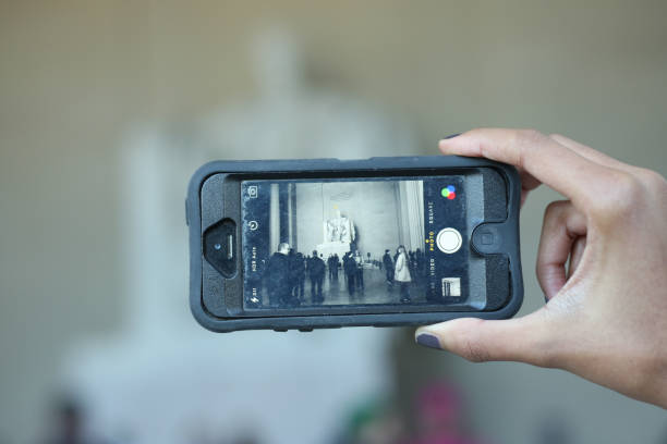 фотография телефона, с фотографией мемориала линкольна в вашингтоне, округ колумбия, 2 ноября 2014 г. - abraham lincoln washington dc statue president стоковые фото и изображения