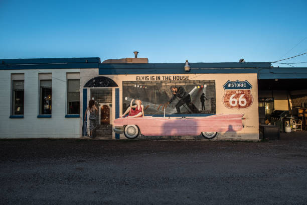 zachód słońca na trasie66 - route 66 retro revival american culture sign zdjęcia i obrazy z banku zdjęć