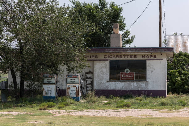 opuszczona stacja benzynowa na route66 - route 66 retro revival american culture sign zdjęcia i obrazy z banku zdjęć