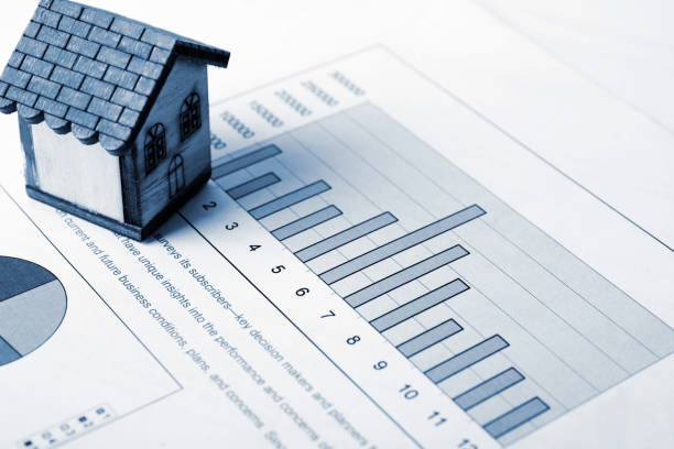 casa in miniatura su un grafico finanziario - growth graph chart three dimensional shape foto e immagini stock