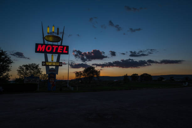 zachód słońca na trasie66 - route 66 retro revival american culture sign zdjęcia i obrazy z banku zdjęć
