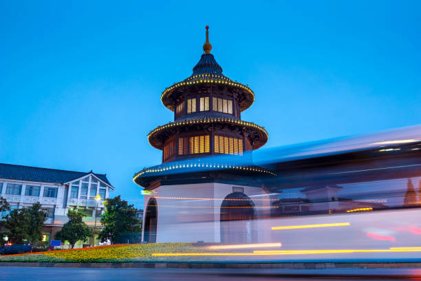 scena notturna di china yangzhou - travel urban scene blurred motion shanghai foto e immagini stock