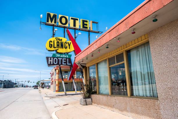 opuszczony motel na trasie66 - route 66 retro revival american culture sign zdjęcia i obrazy z banku zdjęć