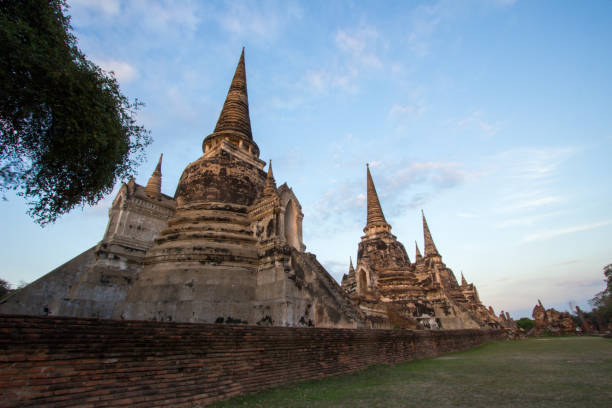 belos pagodes de wat phra si sanphet, parque histórico de ayutthaya, phra nakhon si ayutthaya, tailândia. - sanphet palace - fotografias e filmes do acervo