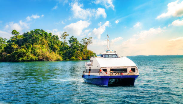 pasajeros de lujo crucero en el mar de andamán para visitar lugares turísticos. - nautical vessel sky andaman sea beach fotografías e imágenes de stock