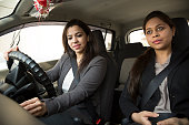 zufrieden-angenehme-freunde-im-auto-zu-sitzen-und-lachen-stock-bild.jpg?b=1&s=170x170&k=20&c=vcaVz69Kd9-MVKUQ3M640T14PGsQZxj-eWVPDdEkki0=