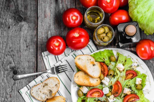 греческий салат, овощные салаты, вид сверху на тарелку, вегетарианская еда, концепция здорового питания - balsamic vinegar vinegar bottle container стоковые фото и изображения
