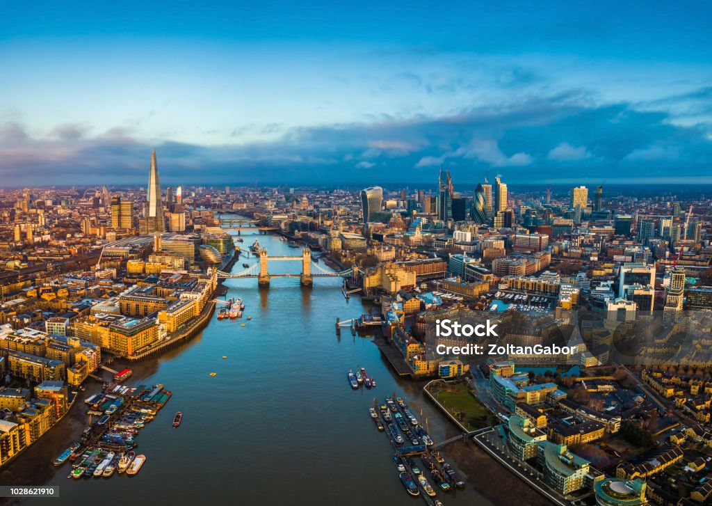 Londres - vue panoramique skyline aérienne de Londres y compris Tower Bridge avec des gratte-ciel bus, tour de Londres, rouge à deux étages du quartier de la Banque - Photo de Londres libre de droits