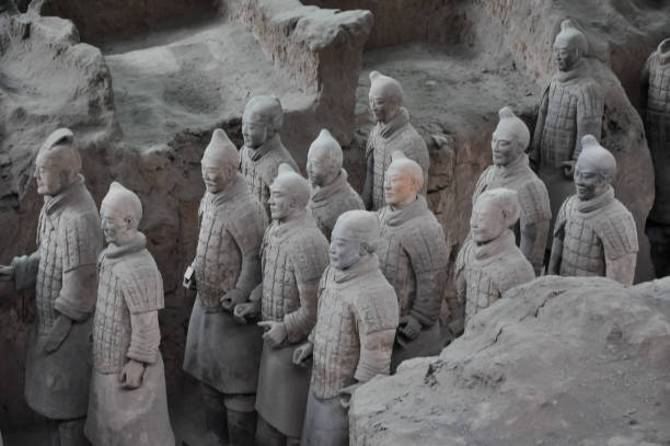 exército de terracota. soldados de argila do imperador chinês - stone statue animal imitation asia - fotografias e filmes do acervo