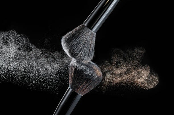 make up brush with powder splashes on black background - face powder exploding make up dust imagens e fotografias de stock