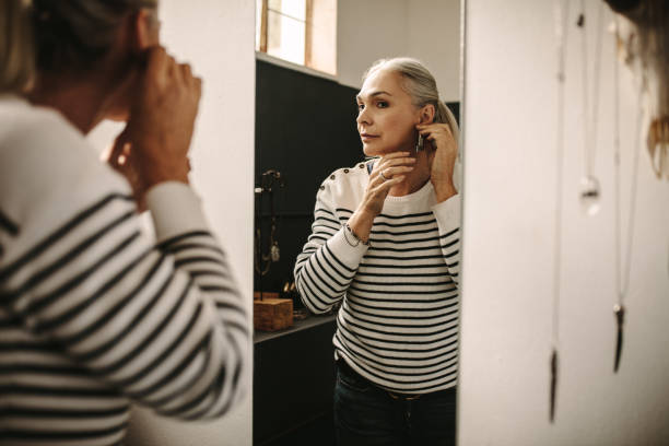 clientèle féminine essayer sur un anneau d’oreille concepteur au bijoutier - sexy look photos et images de collection