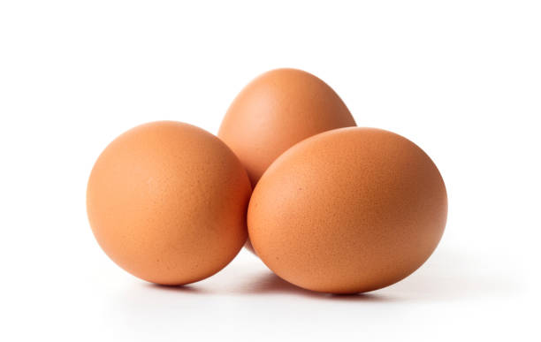 conjunto de huevos aislados - eggs fotografías e imágenes de stock