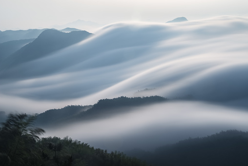 closeup de las nubes que fluye en las montañas photo